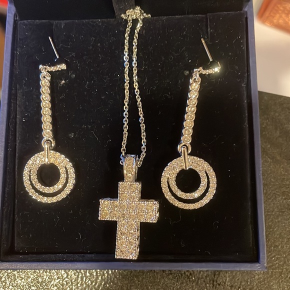 Swarovski necklace and earrings set - Picture 2 of 4